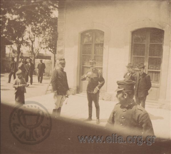 Ο Ιπποκράτης Παπαβασιλείου και αξιωματικός του Στρατού Ξηράς σε σιδηροδρομικό σταθμό.