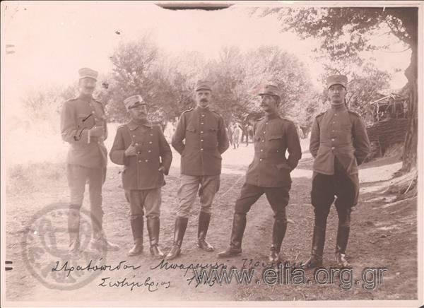 Ο Ιπποκράτης Παπαβασιλείου και τέσσερεις αξιωματικοί σε στρατιωτικό καταυλισμό.