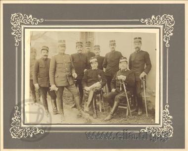 Ο Ιπποκράτης Παπαβασιλείου και οχτώ αξιωματικοί.