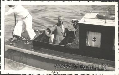 Αποβίβαση του Ιπποκράτη Παπαβασιλείου στο λιμάνι της Κέρκυρας.