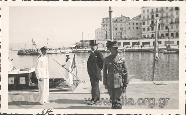 Ο Ιπποκράτης Παπαβασιλείου και επίσημοι στο λιμάνι της Κέρκυρας.
