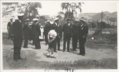 Ο Ιπποκράτης Παπαβασιλείου και αξιωματικοί του Πολεμικού Ναυτικού.