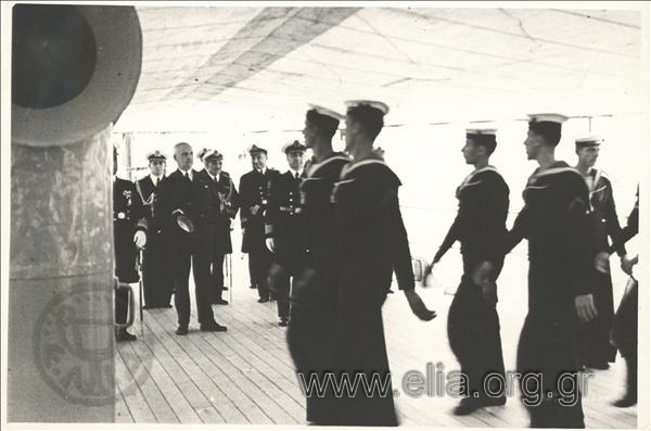 Ο Ιπποκράτης Παπαβασιλείου, υπουργός Ναυτικών, σε επίσημη στρατιωτική τελετή στο κατάστρωμα πλοίου.