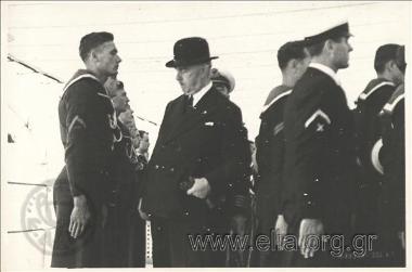 Ο Ιπποκράτης Παπαβασιλείου επιθεωρεί ναύτες.