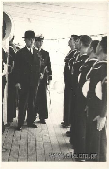 Ο Ιπποκράτης Παπαβασιλείου επιθεωρεί ναύτες.