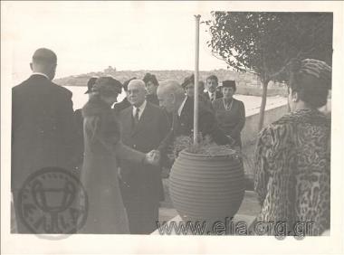 Ο Ιπποκράτης Παπαβασιλείου χαιρετά τη Φρειδερίκη.