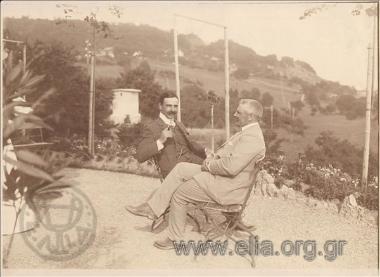 Ο Ντιντής  Δελαπόρτας και ο Ιπποκράτης Παπαβασιλείου σε κήπο.