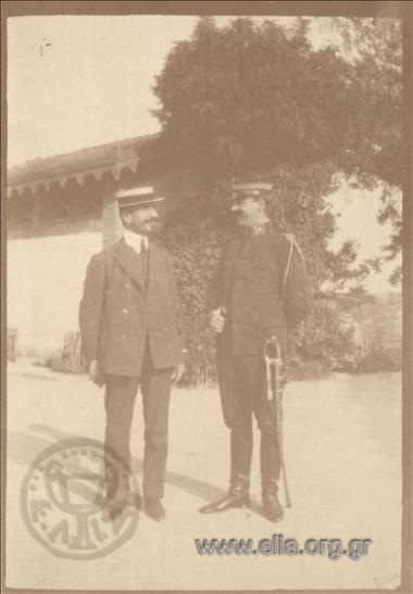 Ο Ιπποκράτης Παπαβασιλείου και άνδρας σε κήπο.