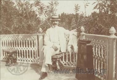 Ο Ιπποκράτης Παπαβασιλείου στα θερινά ανάκτορα.