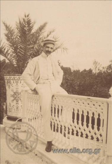 Ο Ιπποκράτης Παπαβασιλείου στα θερινά ανάκτορα.