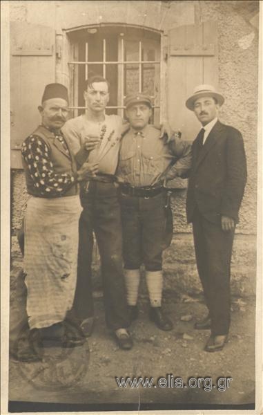 Ο Κωνσταντίνος Ευφραιμίδης και τρεις άνδρες.