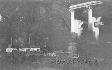 Ο Ιπποκράτης Παπαβασιλείου σε ζαχαροπλαστείο.