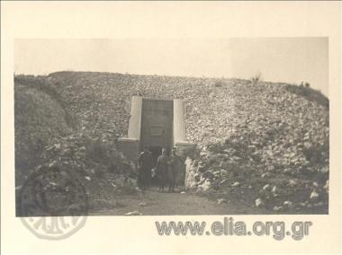 Ο Ιπποκράτης Παπαβασιλείου και δύο ξένοι στρατιωτικοί βγαίνουν από υπόγειο θάλαμο, μέρος μνημείου.