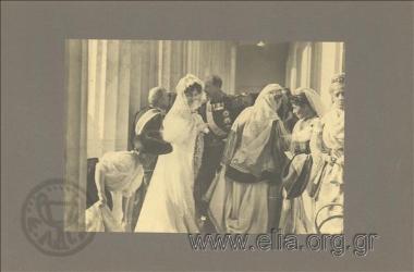 Ημέρα των γάμων του πρίγκιπα Γεωργίου με την Μαρία Βοναπάρτη. Ο πρίγκιπας Γεώργιος, η Μαρία Βοναπάρτη με νυφικό και κυρίες της Αυλής στα ανάκτορα (Βουλή).