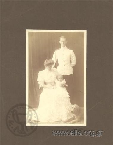 Ο Πρίγκιπας Χριστόφορος, η Πριγκήπισσα Αλίκη, το μωρό παιδί τους και σκύλος.