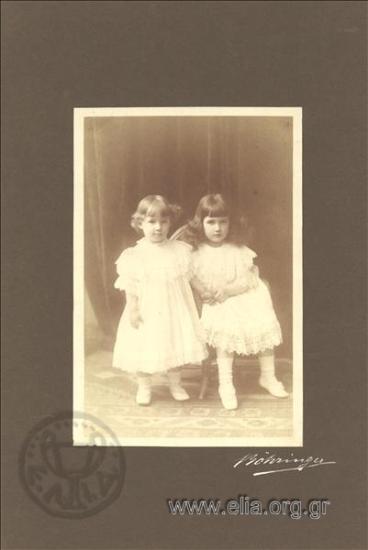 Δύο μικρά κορίτσια, ίσως μέλη της βασιλικής οικογένειας.