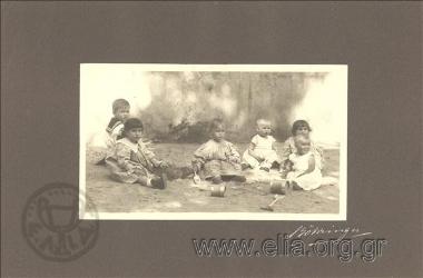 Μωρά, μέλη της βασιλικής οικογένειας, παίζουν στην άμμο.