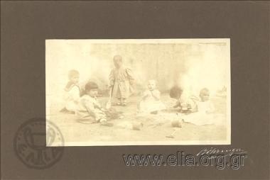 Μωρά, μέλη της βασιλικής οικογένειας, παίζουν στην άμμο.