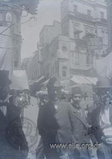 Δρόμος της πόλης, δεξιά ελληνικό εργοστάσιο υποκαμίσων και φωτογραφείο.