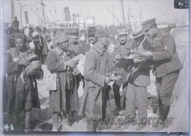 Ανταλλαγή αιχμαλώτων: έλεγχος των ταυτοτήτων Τούρκων αιχμαλώτων κατά την επιβίβασή τους σε πλοίο.