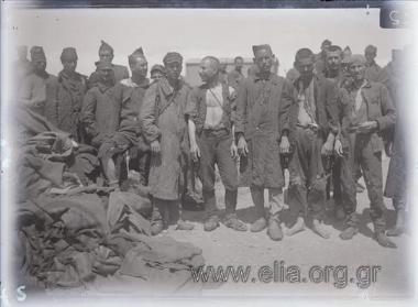 Ανταλλαγή αιχμαλώτων: απελευθερωμένοι Έλληνες στρατιώτες στο λοιμοκαθαρτήριο του Αγίου Γεωργίου.