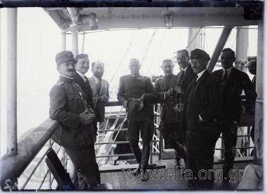 Ο αρχηγός της Στρατιάς Μικράς Ασίας, Αναστάσιος Παπούλας, στο κατάστρωμα πλοίου με το δήμαρχο Κωνσταντινούπολης, Τσόχα.