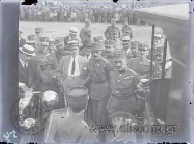 Οι αρχηγοί της Επαναστατικής Επιτροπής, Νικόλαος Πλαστήρας και Στυλιανός Γονατάς, περιστοιχισμένοι από στρατιωτικούς και πολίτες.