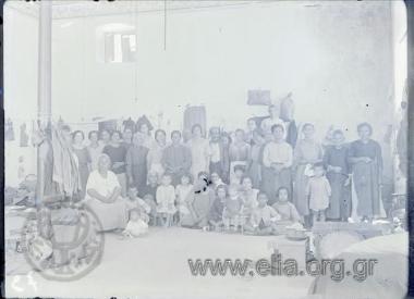 Nursing Greek   refugees from Asia Minor. Finding temporary accommodation in an old ????????????????????