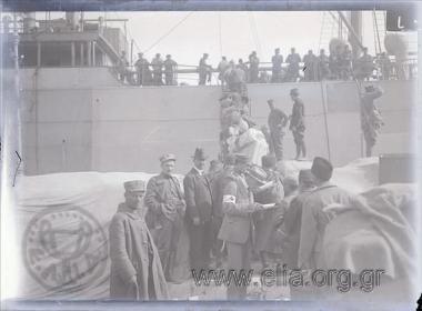 Prisoner exchange: Turkish prisoners boarding a ship going through identity control