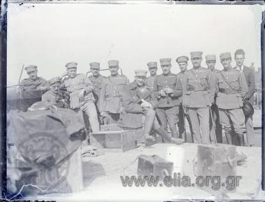 Έλληνες αξιωματικοί ποζάρουν κάπου στο μέτωπο.