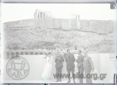 Συντροφιά σε ταράτσα στους πρόποδες της Ακρόπολης.