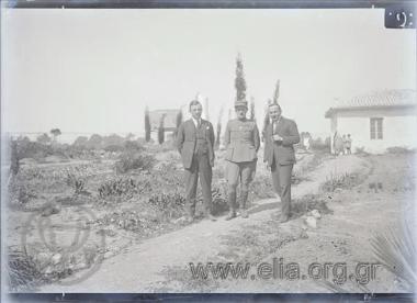 Μικρασιατική εκστρατεία, άνδρες και αξιωματικός σε κήπο.