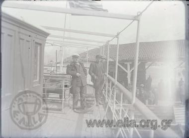 Πλοίαρχος και αξιωματικοί στο κατάστρωμα ατμόπλοιου.