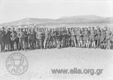 Μικρασιατική εκστρατεία, ομαδικό πορτραίτο ευζώνων με τους αξιωματικούς τους.