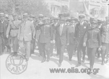 Από επίσκεψη σε επαρχιακή πόλη πολιτικού και ανώτατου στρατιωτικού.