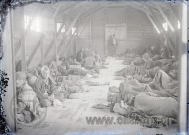 Prisoner exchange: Turkish prisoners in a temporary wooden shelter
