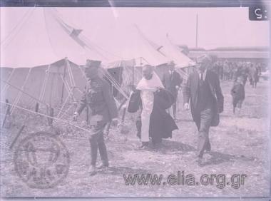 Minister for Social Relief Apostolos Doxiadis visiting a refugee camp
