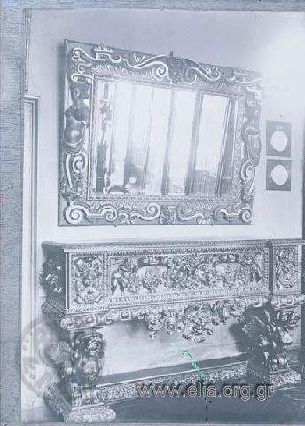Αντίγραφο φωτογραφίας που αποτυπώνει έπιπλο και καθρέπτη, πιθανόν από το εσωτερικό της οικίας Σκουλούδη.