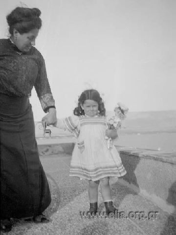 Η Αικατερίνη Ζλατάνου με την εγγονή της, Ειρήνη(;) Ν. Μακκά.