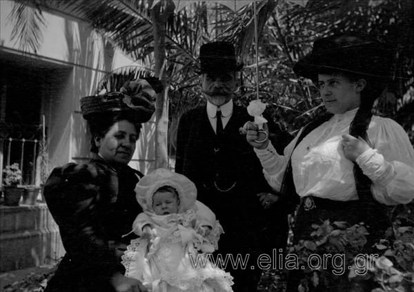 Ο Γρηγόριος και η Αικατερίνη Ζλατάνου, η Ελένη και η Ειρήνη Ν. Μακκά, μωρό.