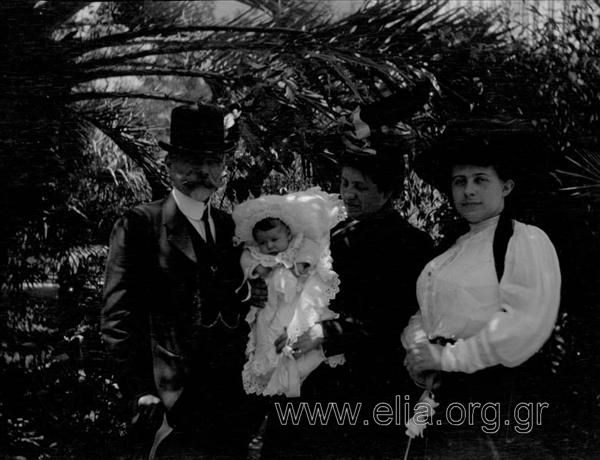 Ο Γρηγόριος και η Αικατερίνη Ζλατάνου, η Ελένη και η Ειρήνη Ν. Μακκά, μωρό.