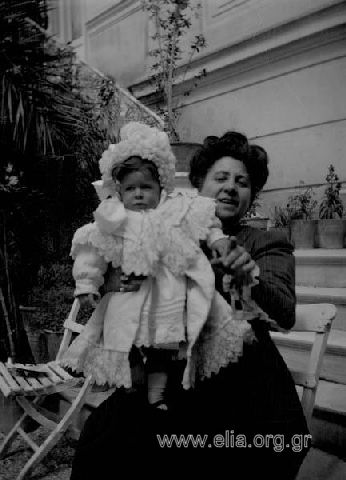 Η μικρή Ειρήνη Ν. Μακκά με τη γιαγιά της, Αικατερίνη Ζλατάνου.