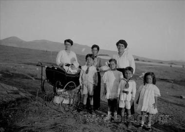 The children of Nikolaos Makkas and Nikolaos Emmanouil with Eleni and Maria Makka and Ioulia Emmanouil.