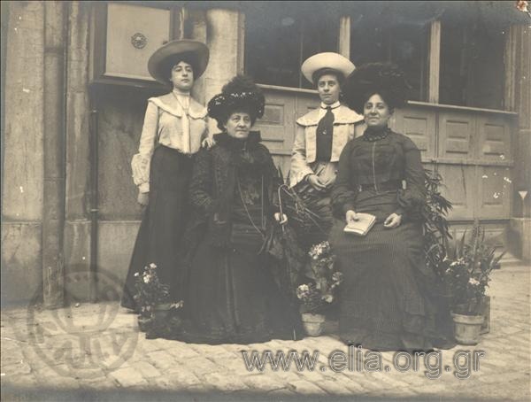 Η Αικατερίνη Γρ. Ζλατάνου, η Ελένη Ν.  Μακκά και δύο γυναίκες σε αυλή.