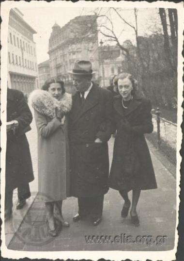 Η Ιουλία, ένας άνδρας και μία γυναίκα σε δρόμο.