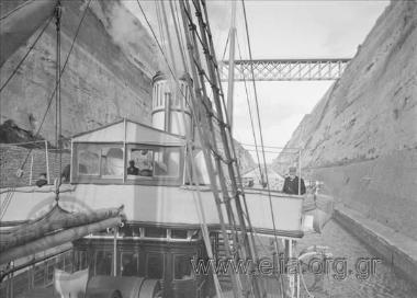 Ο Ν. Θων στη γέφυρα της βασιλικής θαλαμηγού 