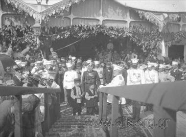 Επίσημοι στην αποβάθρα κατά την άφιξη της βασίλισσας Όλγας.