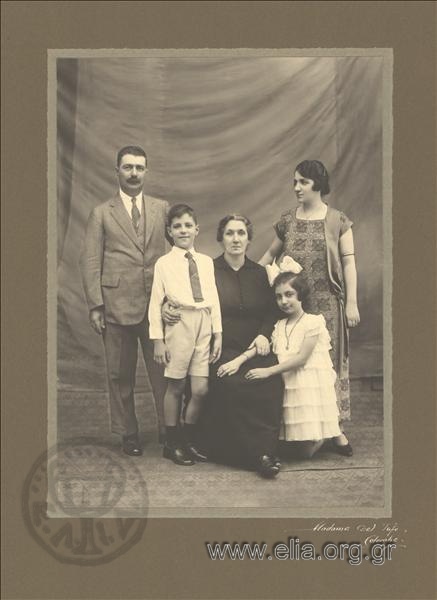 Η οικογένεια Ζαρίφη και η θεία της Ευανθίας Ζαρίφη.