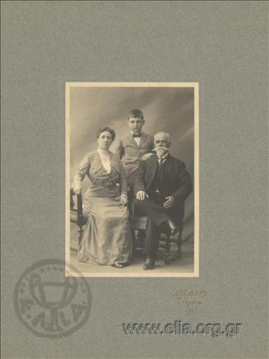 Το ζεύγος Θεοχαρίδη και o γιος τους.