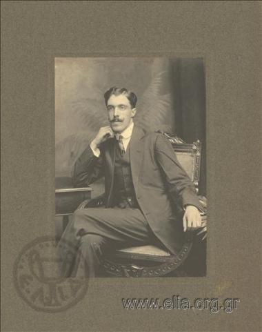 Νέος άνδρας με τσιγγελωτό μουστάκι.